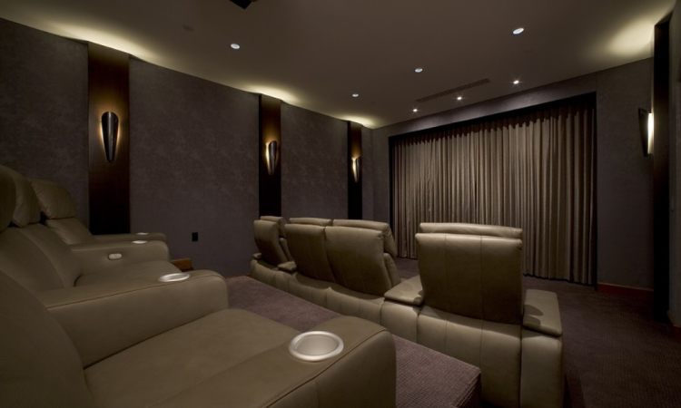 Top 2024 Trends in Small Home Theater Design